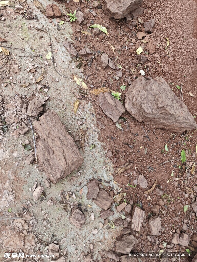 地面上的碎石与泥土