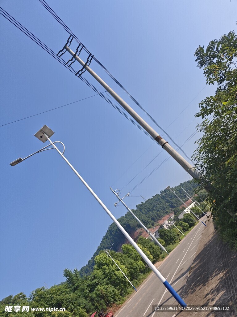 户外电线杆与蓝天绿树