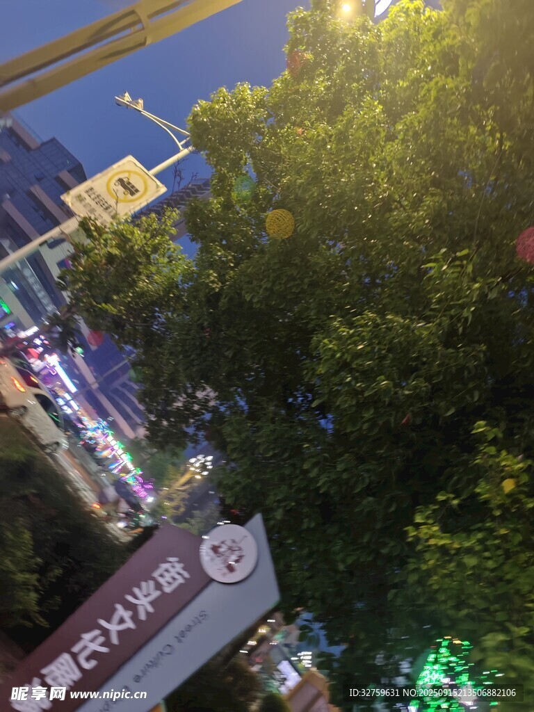 夜晚城市中的汽车服务店