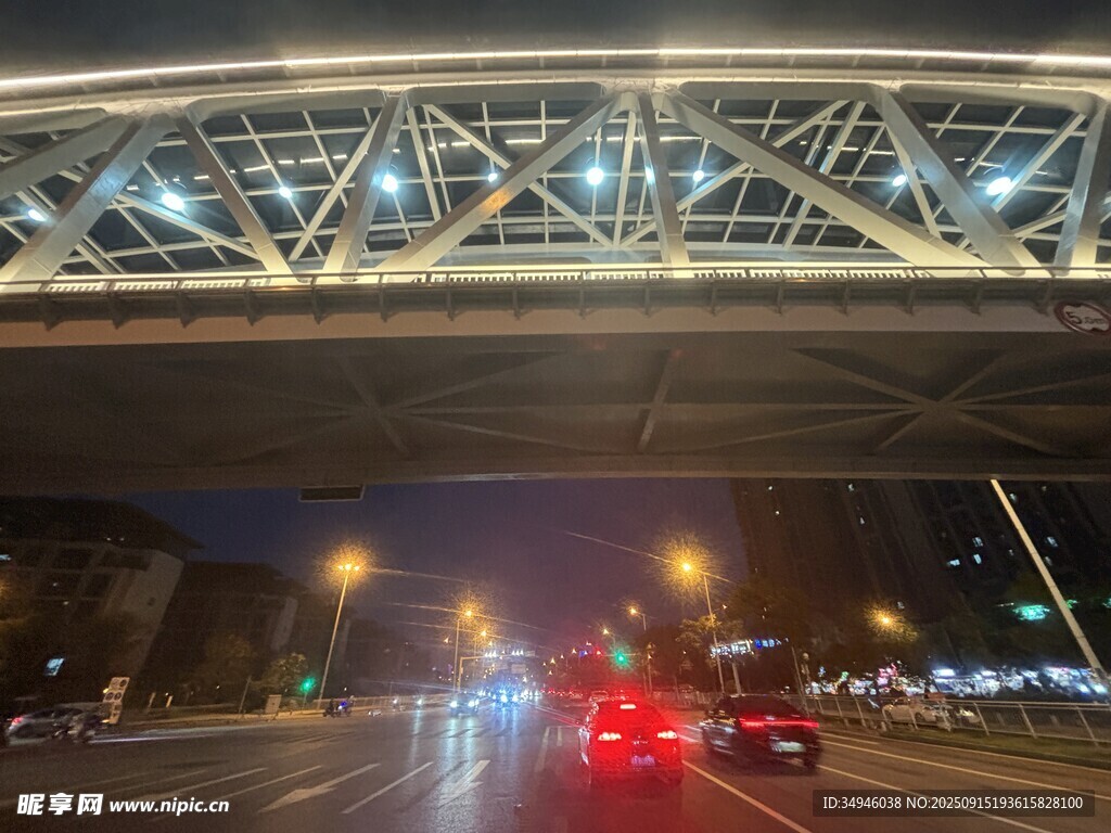 城市夜桥车流美景