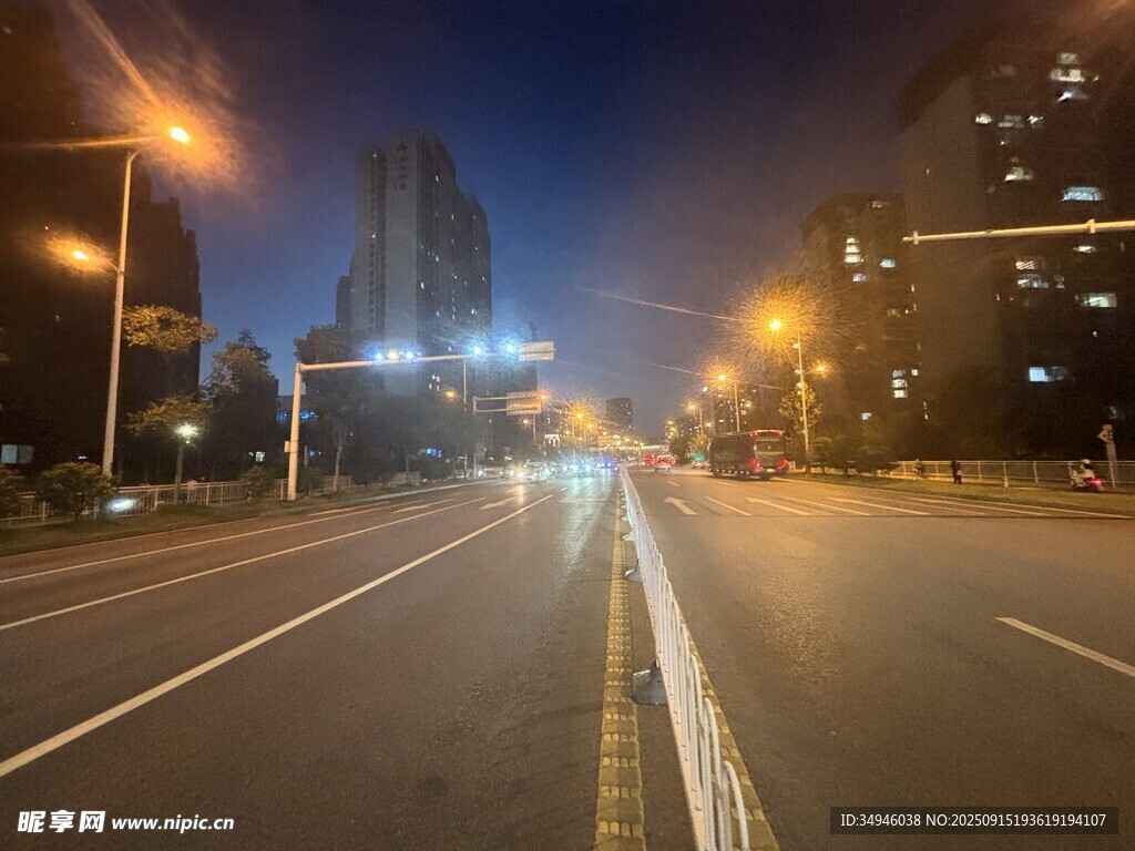 城市夜晚空旷的街道景象