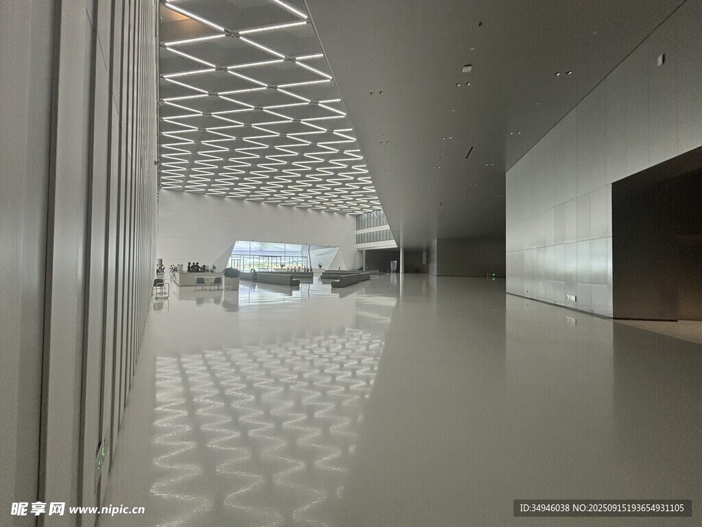 现代宽敞的室内走廊空间
