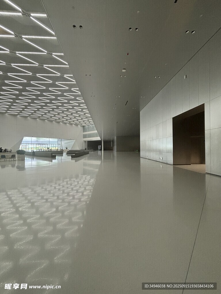 现代简约风格的空旷室内空间