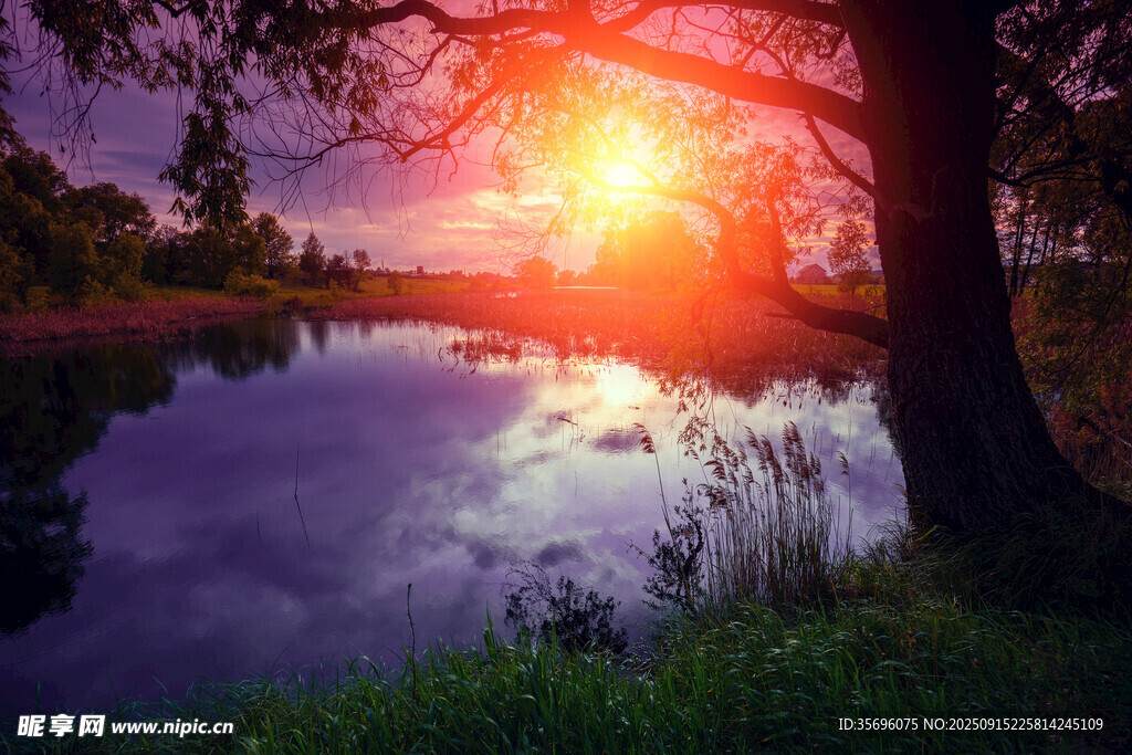 湖畔夕阳美景