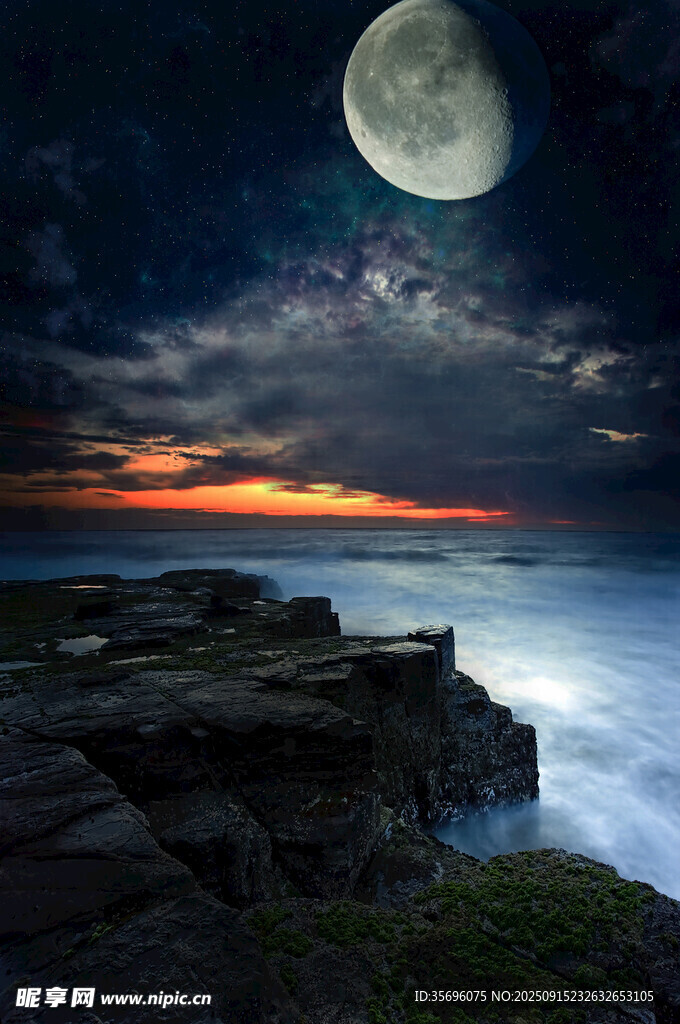 月夜下的海边岩石美景