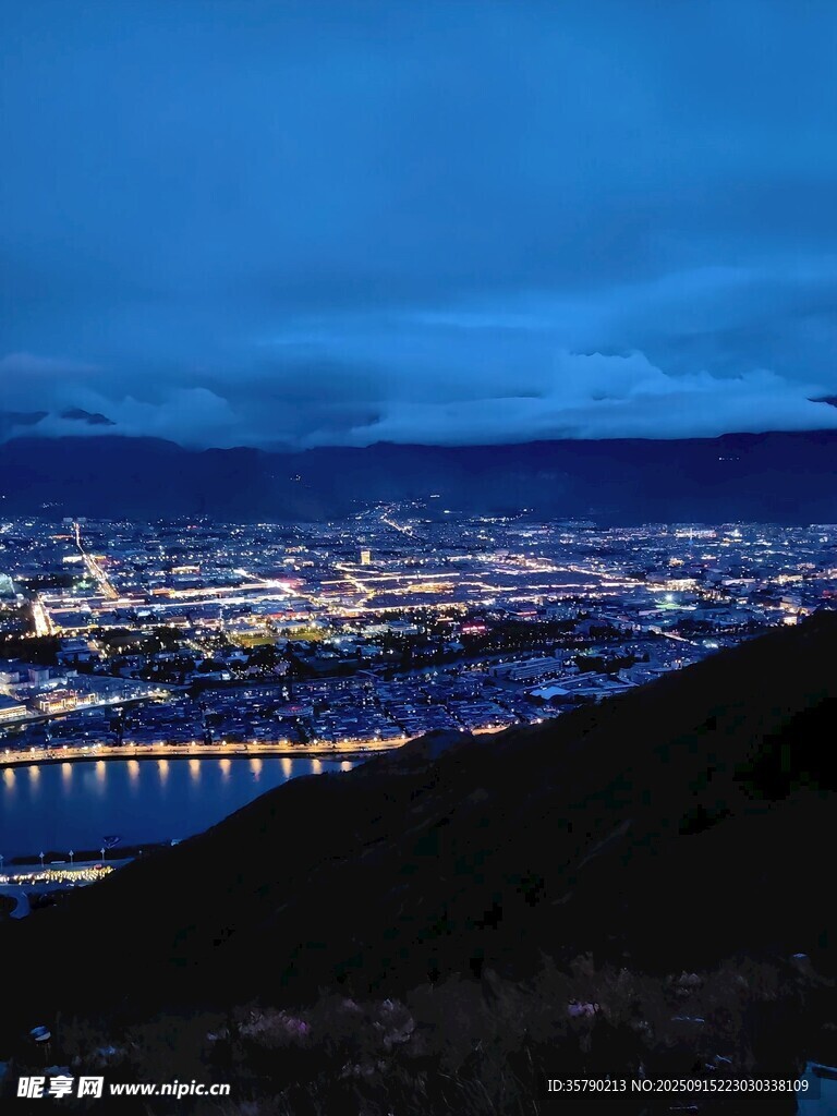 夜幕下的城市与桥梁景观