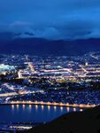 城市夜景湖畔璀璨灯火