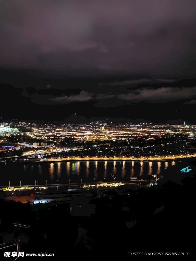 夜幕下城市桥梁璀璨夜景