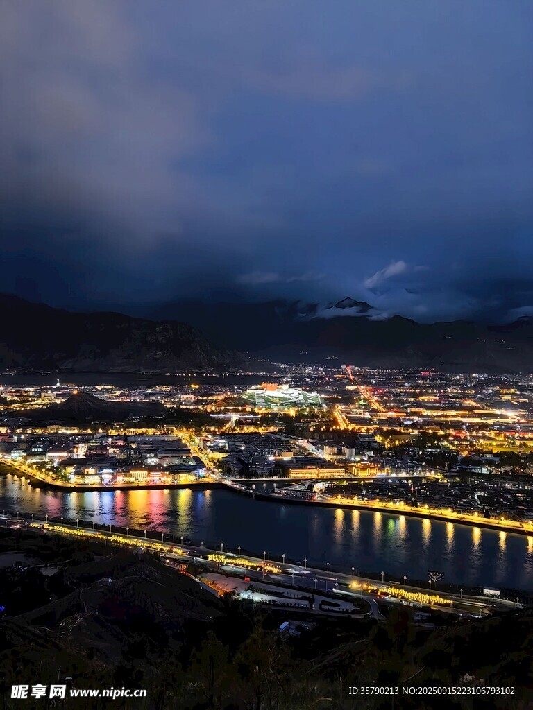 城市璀璨夜景俯瞰图