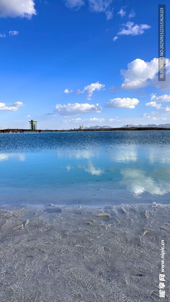 蓝天碧水的静谧湖景