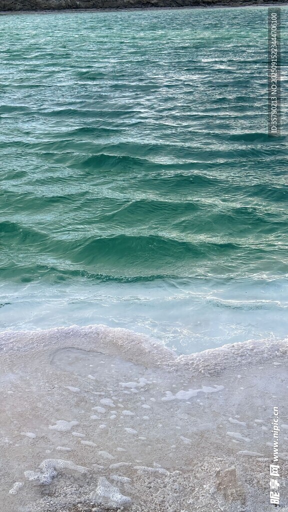 海边碧波轻拍沙滩