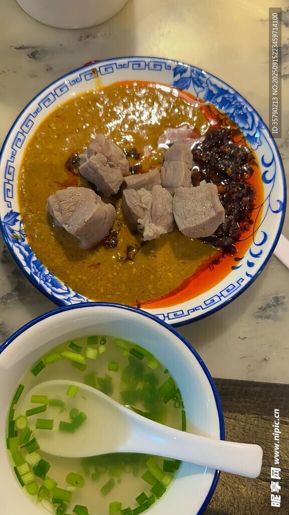 美味汤面与青菜汤组合