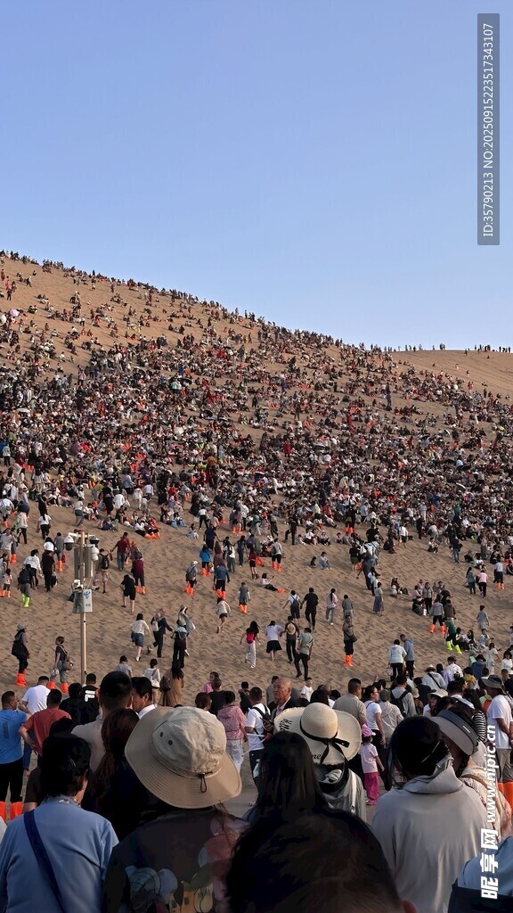 大型户外人群聚集场景