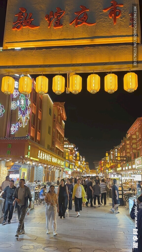 古街夜景 行人穿梭赏灯笼