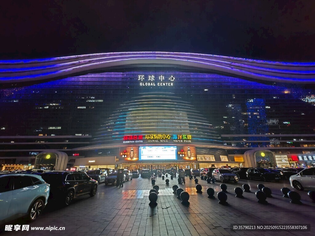 城市夜景人流穿梭