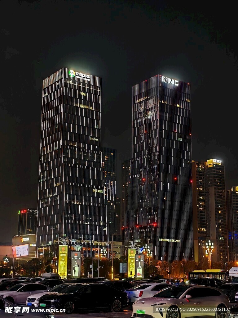 城市夜景中的双子摩天大楼