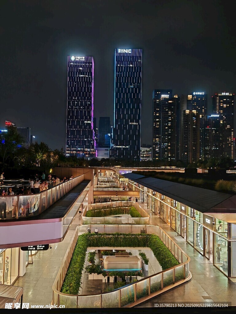 城市夜景中的河畔步道景观