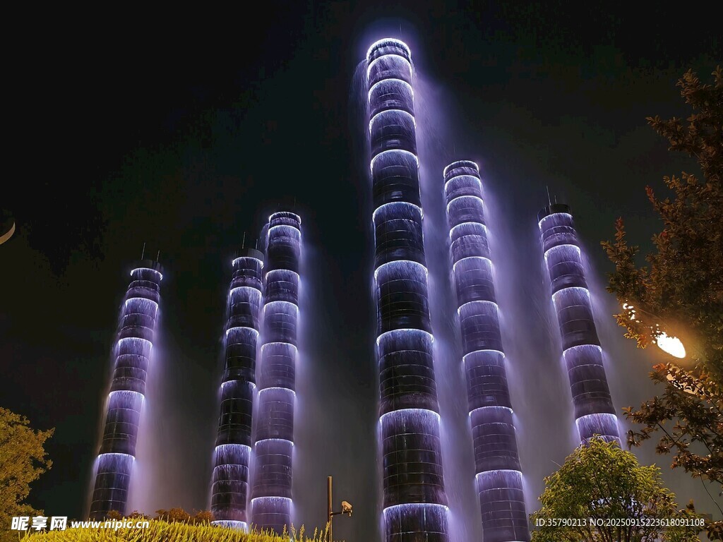 夜间绚丽灯光喷泉景观