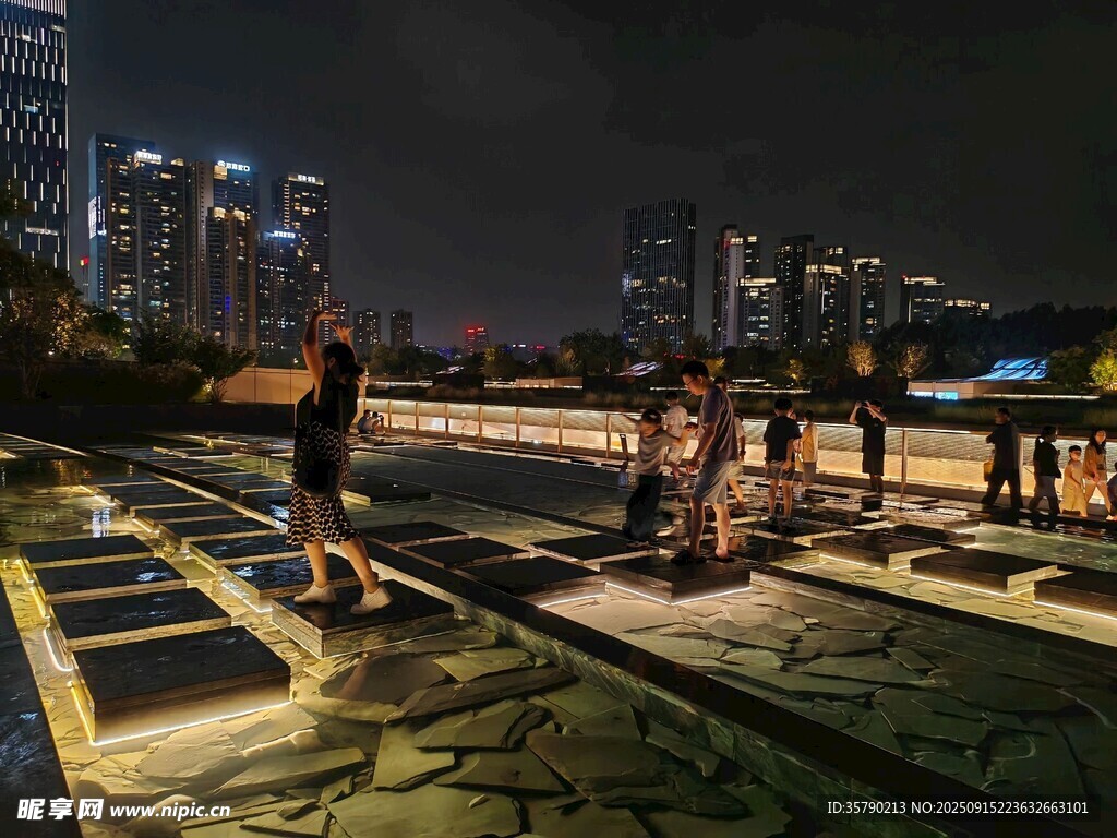 夜晚城市广场上的休闲人群