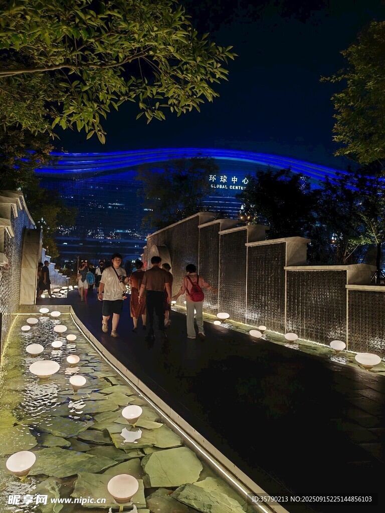 夜晚河畔的休闲漫步场景