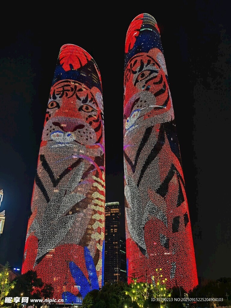 夜晚的图腾柱艺术雕塑