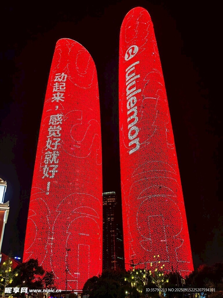 成都双子塔绚丽灯光秀