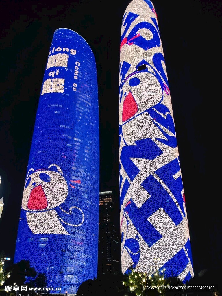 蓝白图案装饰的高大柱状物