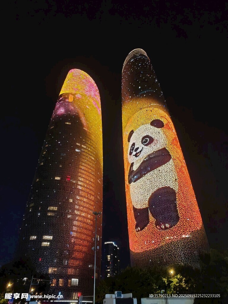 成都双子塔熊猫灯光秀