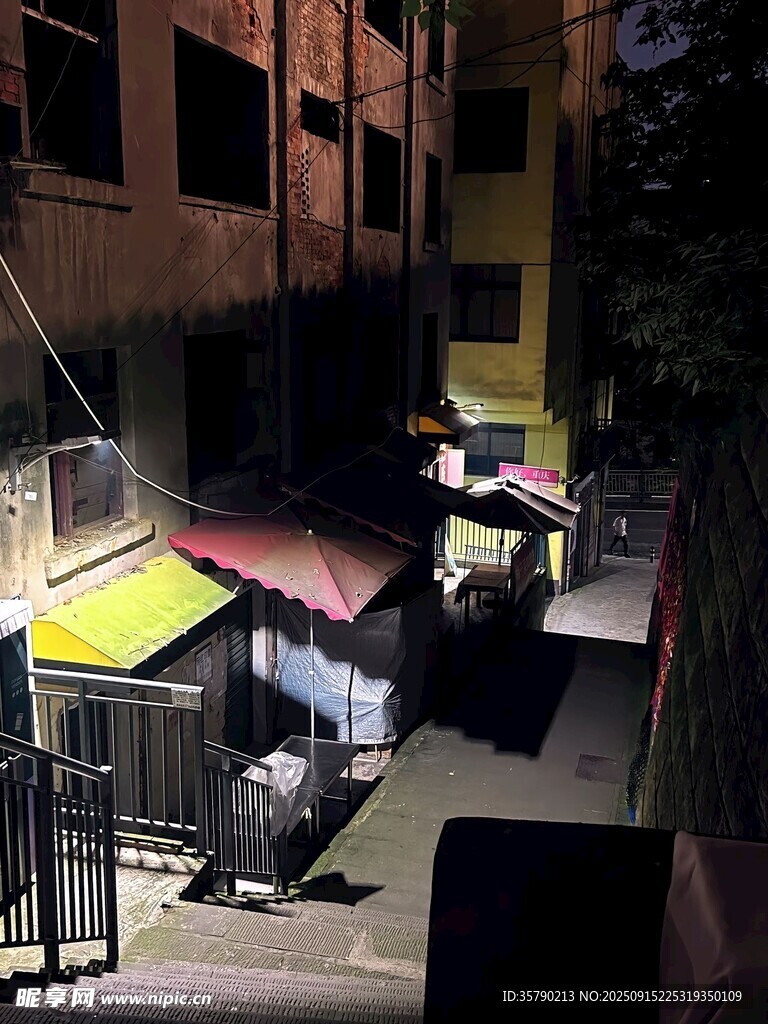 夜晚街边的热闹小吃摊