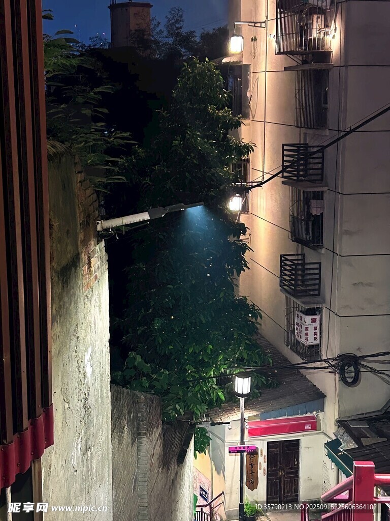 狭窄小巷中的夜间景象