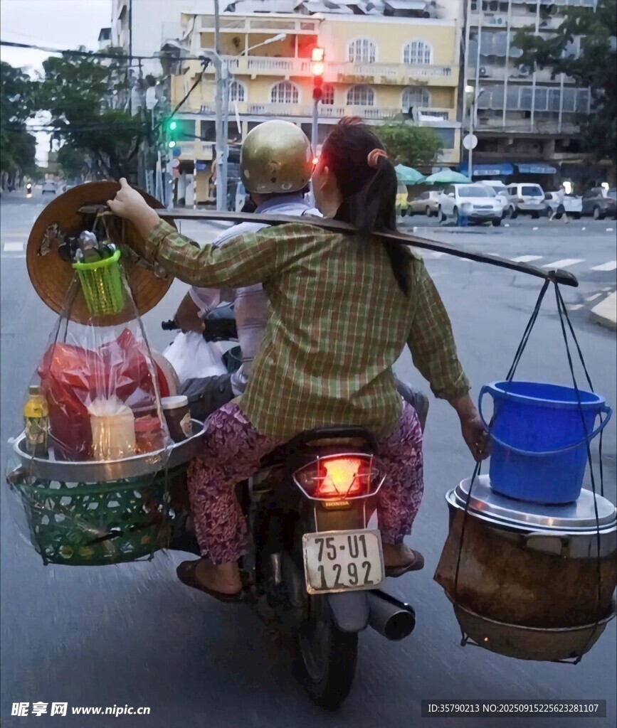 越南摩托商贩街头售卖特色物品