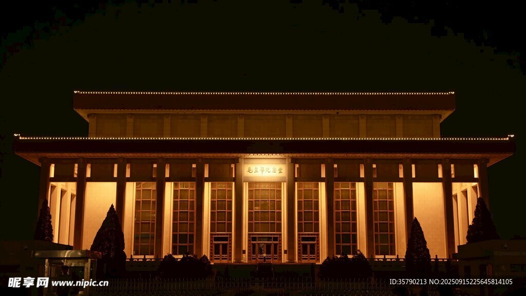 夜晚中式建筑灯火辉煌