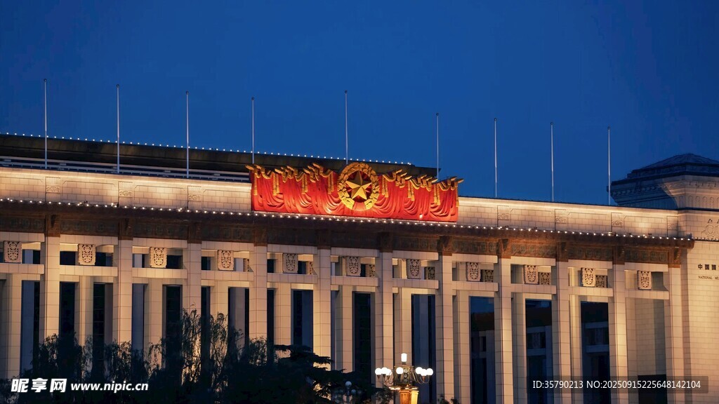 夜幕下的庄严建筑