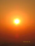 夕阳西下的耀眼红日