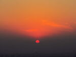 夕阳西下 红日悬于天际