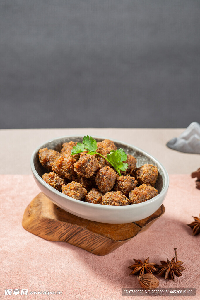 炸梅菜肉丸