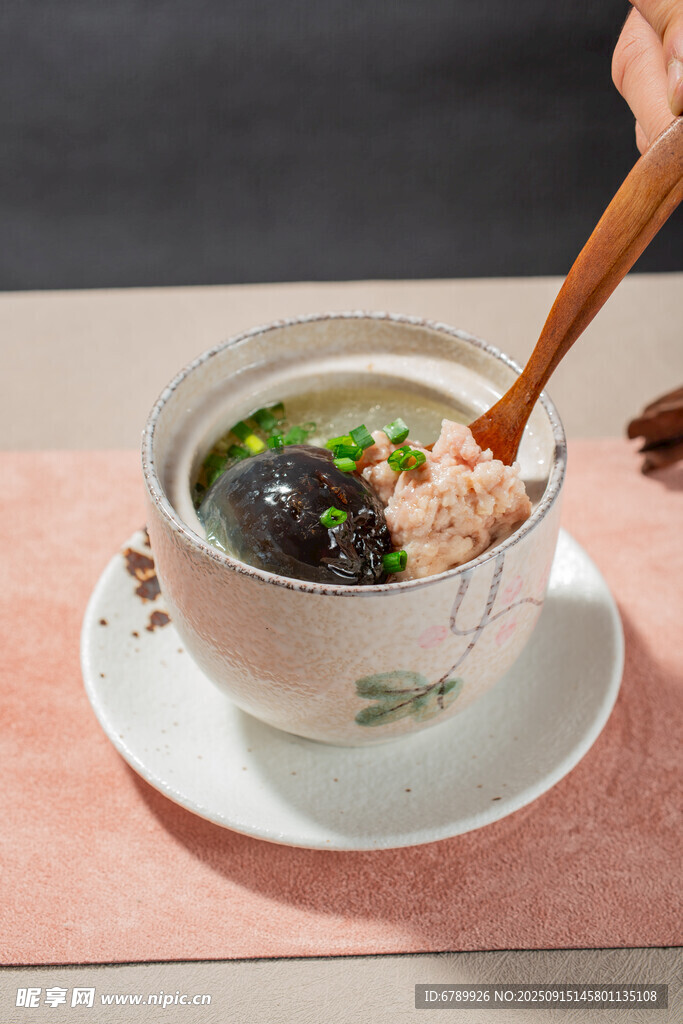 皮蛋肉饼汤