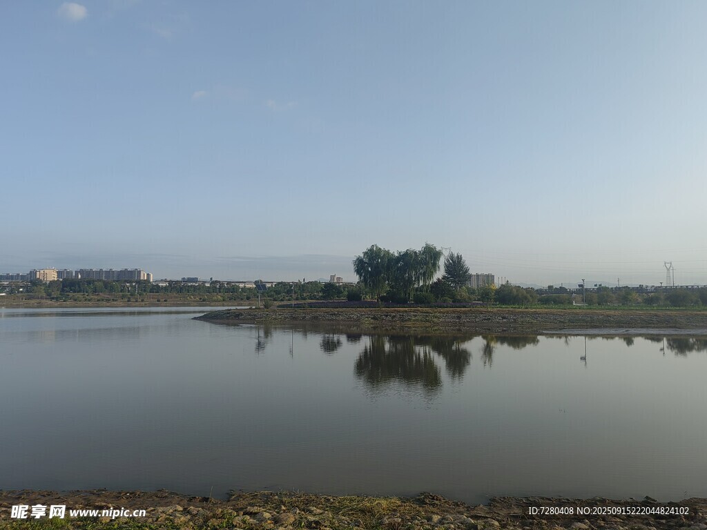宁静湖畔晨景