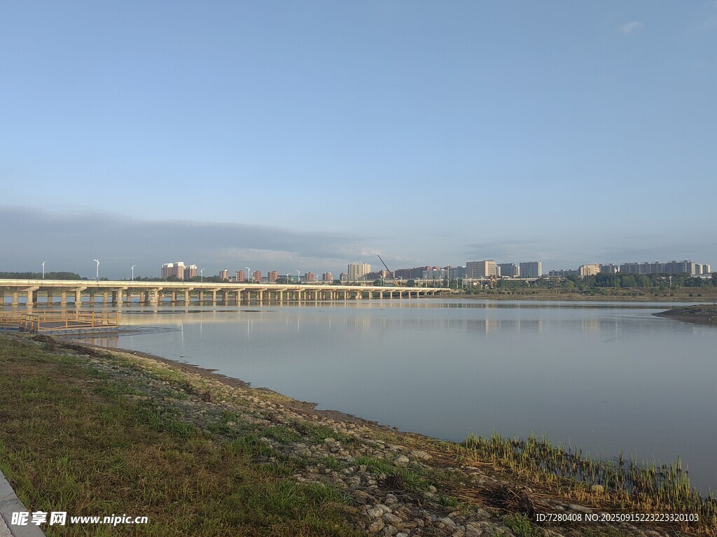 河畔长桥风景