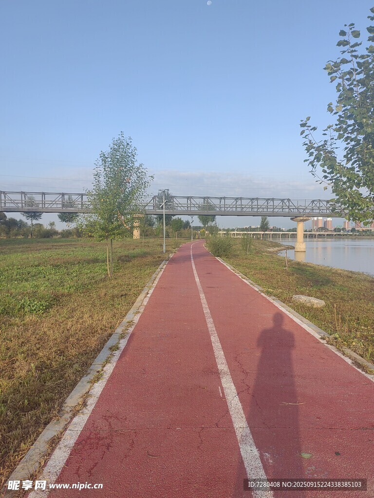 户外红色步道风景