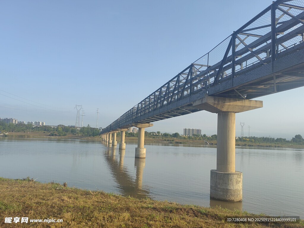 河畔桥梁风景