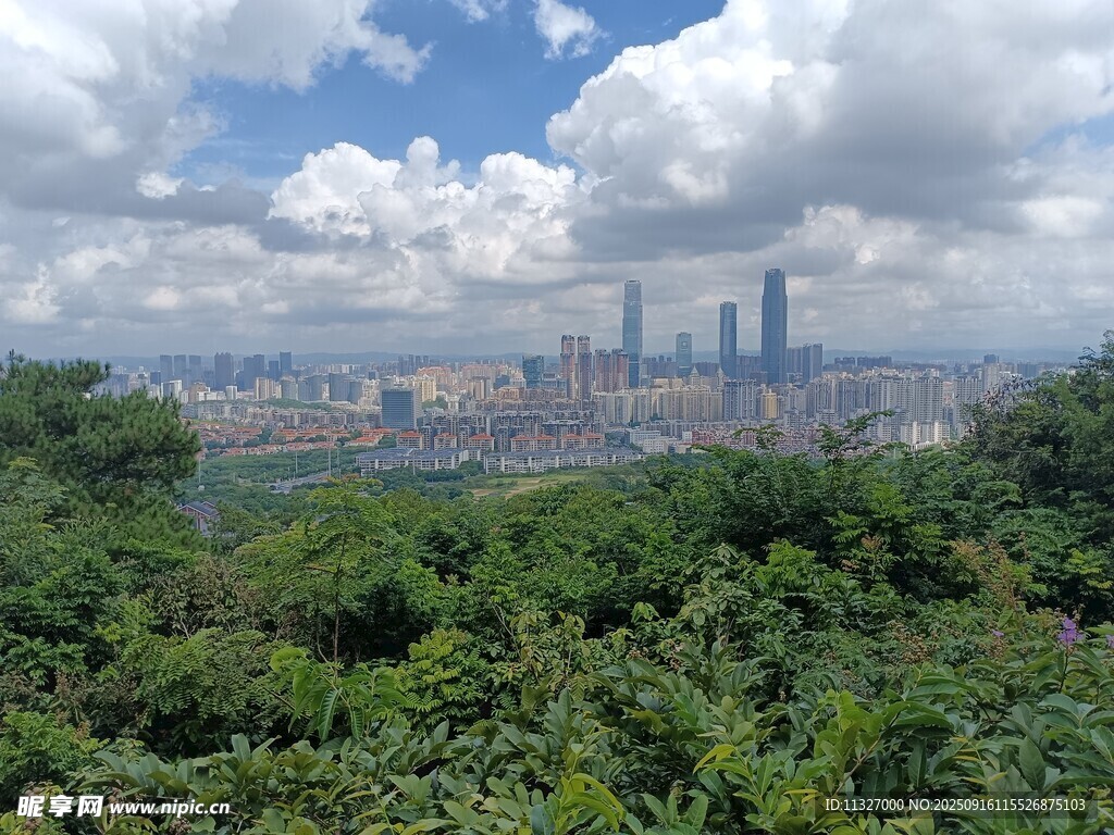 山林间远眺城市天际线