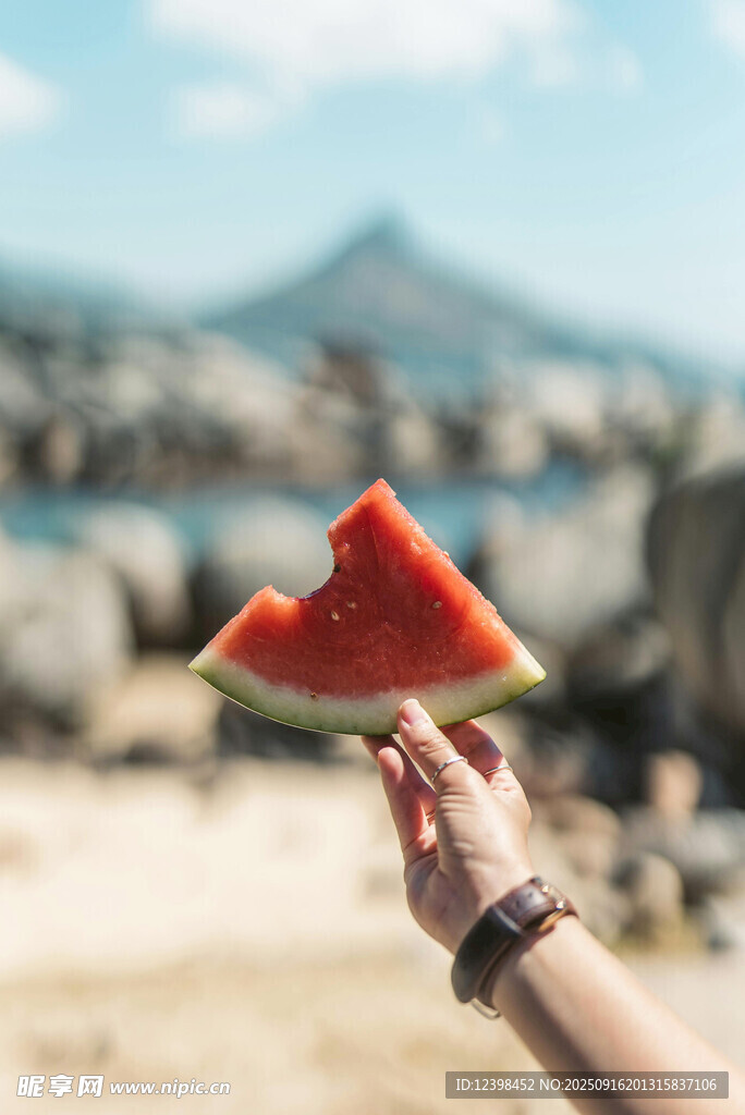 海边手持西瓜的惬意瞬间
