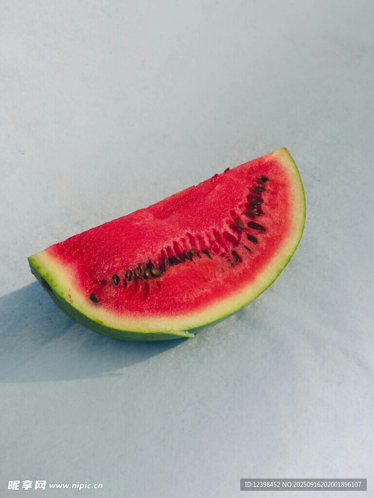 鲜红多汁的一片西瓜