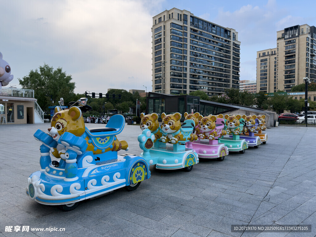 城市广场上的彩色观光小火车