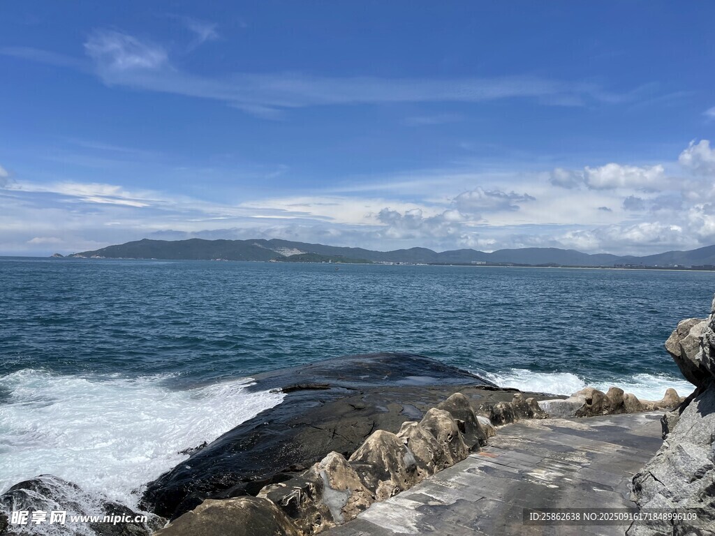 海边岩石与辽阔蔚蓝海景
