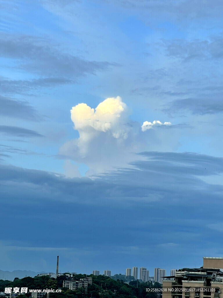 天空中爱心形状的白云