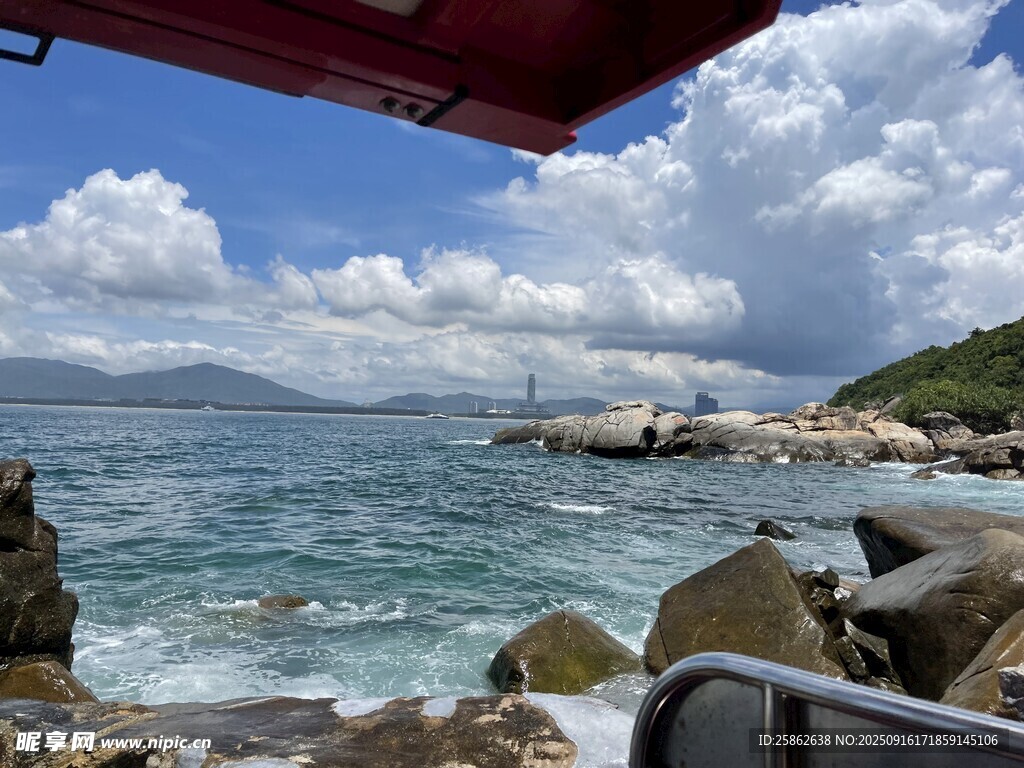 海边美景 船行碧波之上