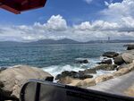 海边公路旁的壮阔海景