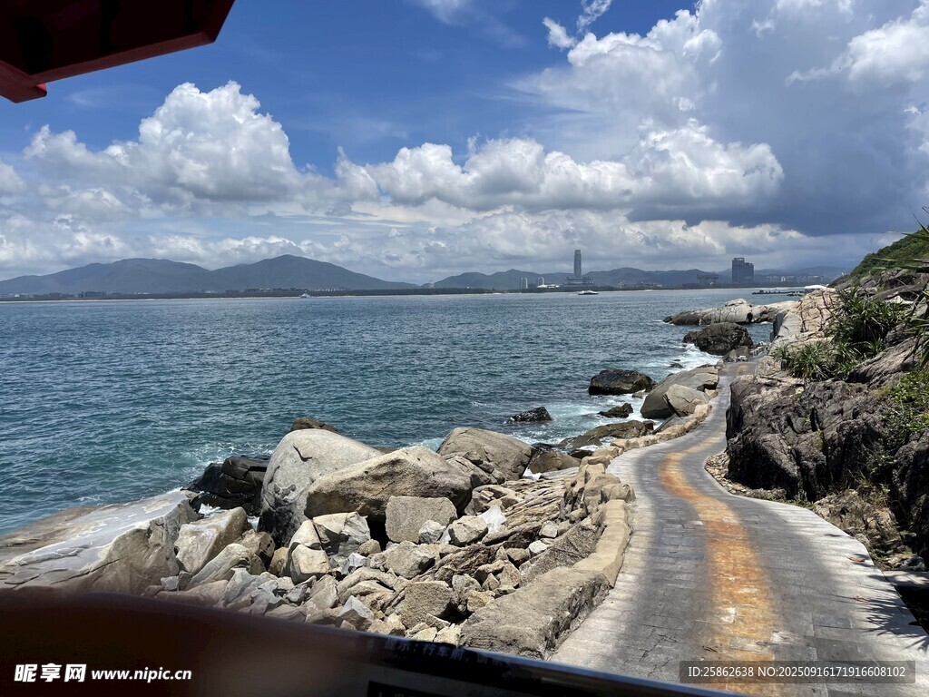 海边蜿蜒小路与壮美海景